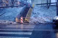 Wjechał w schody na ul. Podgórskiej, fot. Anna Zglińska