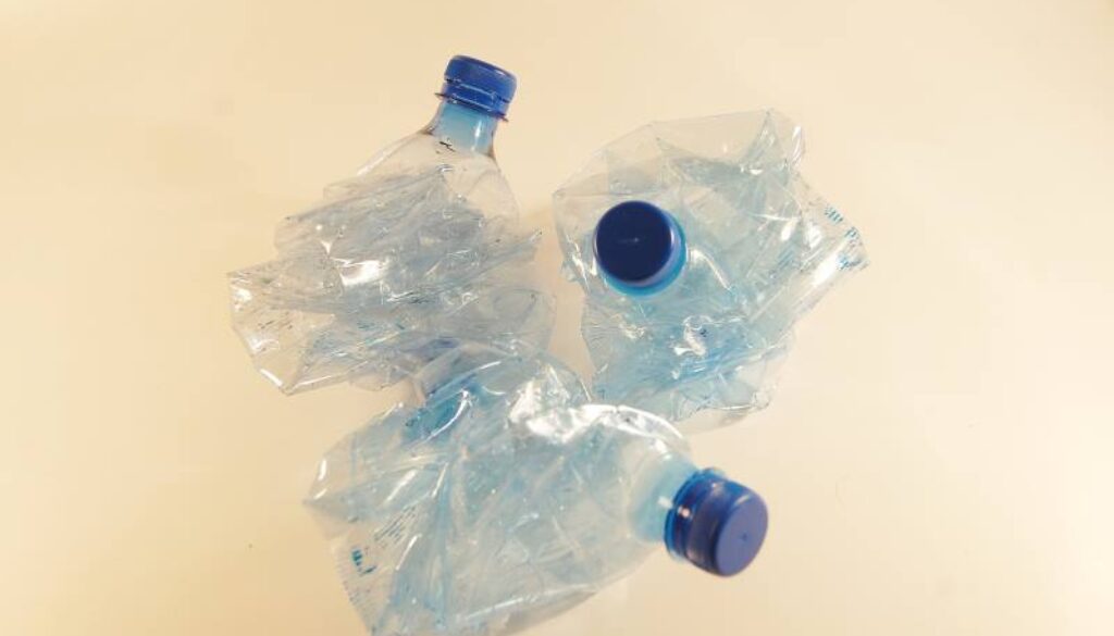 plastic-bottles-621359_1280