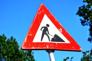 Znak drogowy ostrzegający przed pracami drogowymi i utrudnieniami na drogach