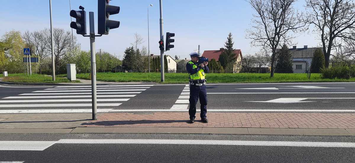 Policjant z Torunia sprawdza prędkość kierowców na drogach powiatu toruńskiego