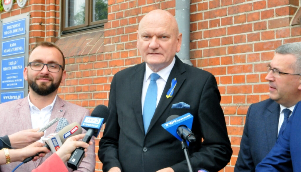 Prezydent Torunia Michał Zaleski przed Urzędem Miasta w Toruniu