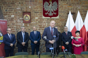 Konferencja prasowa nt. rozbudowy komendy wojewódzkiej straży pożarnej w Toruniu.