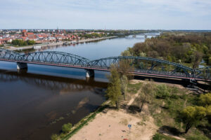 Kępa Bazarowa i Most im. J. Piłsudskiego w Toruniu z lotu ptaka