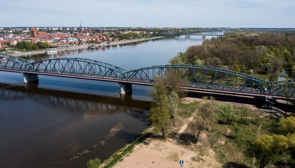 Most im. Józefa Piłsudskiego w Toruniu po remoncie oraz Kępa Bazarowa po wycince. Widok z lotu ptaka