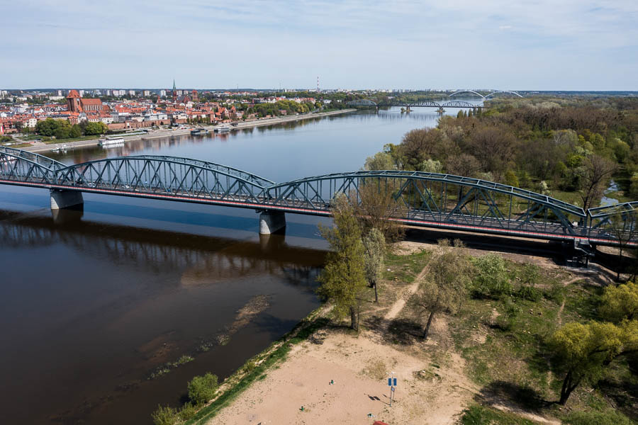 Most im. Józefa Piłsudskiego w Toruniu po remoncie oraz Kępa Bazarowa po wycince. Widok z lotu ptaka