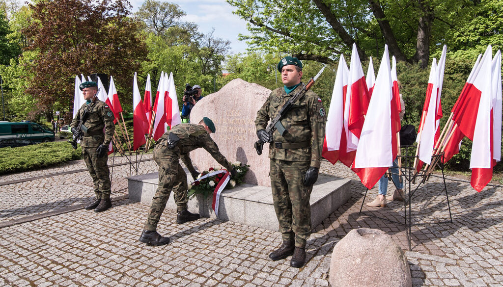 Żołnierze składają kwiaty pod pomnikiem Ofiar Hitleryzmu w Toruniu