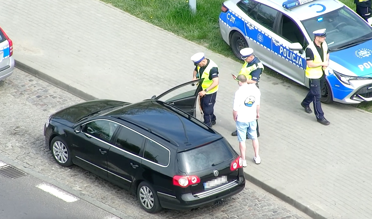 Policjanci z Torunia kontrolowali kierowców BMW w trakcie imprezy "Majówka z BMW" na toruńskim MotoParku