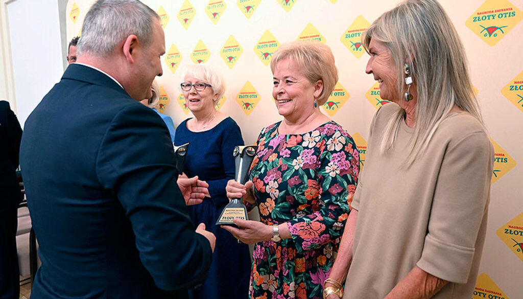Krystyna Zaleska odbiera nagrodę Złoty OTIS