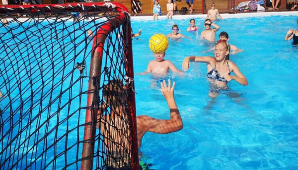Dzieci grające w piłkę ręczną na basenie