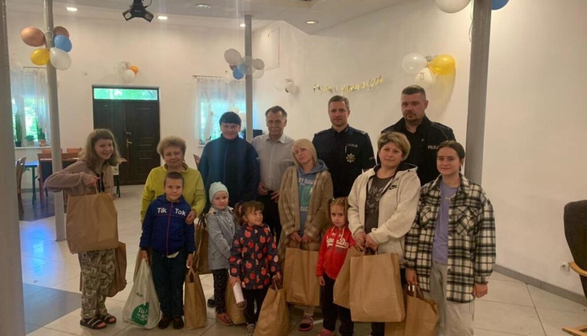 Ukraińskie dzieci i ich mamy obdarowani prezentami przez policjantów z KMP Toruń