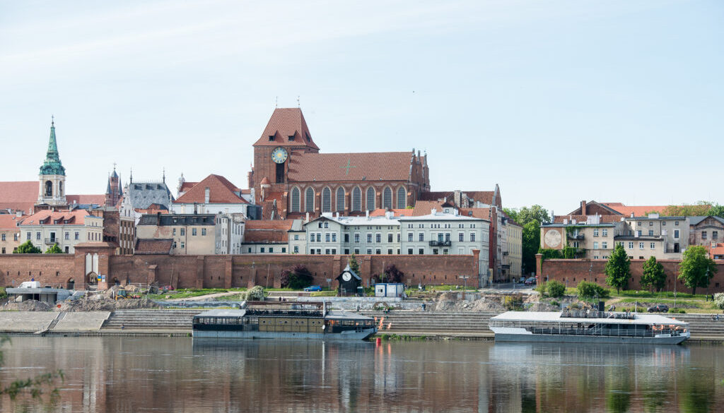 Panorama starówki w Toruniu z lewego brzegu Wisły