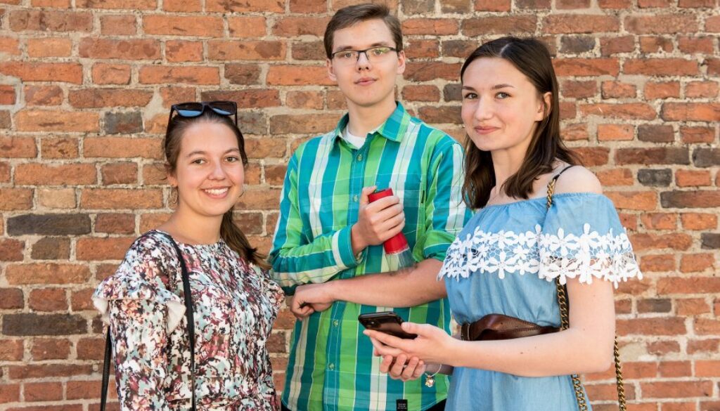 Oliwia, Wiktoria i Bogdan na co dzień uczęszczają do Uniwersyteckiego Liceum Ogólnokształcącego