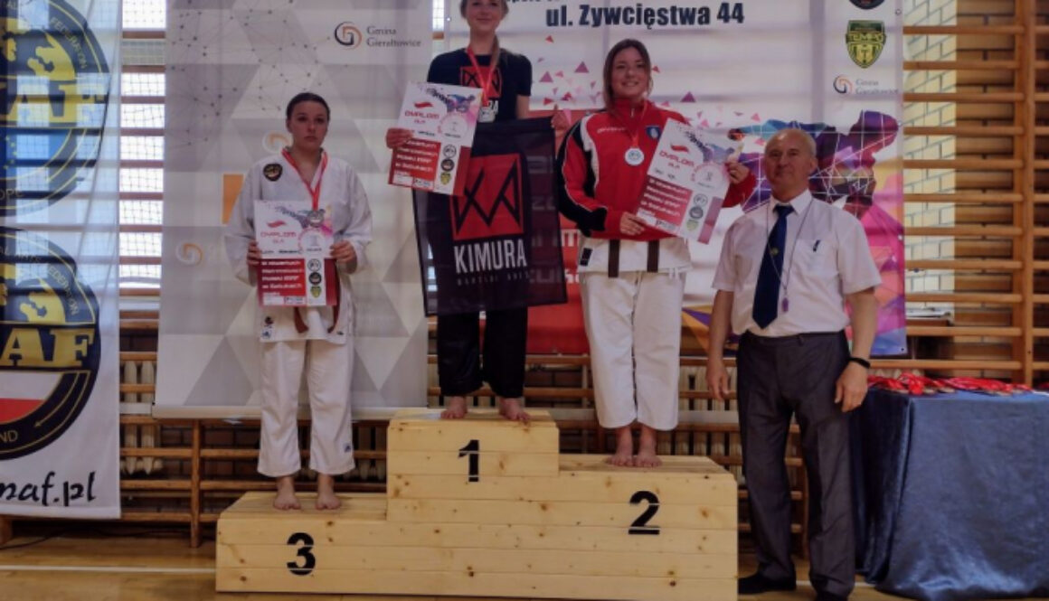 Amanda Kamińska z klubu Kimura Toruń na 1. miejscu podium na Mistrzostwach Polski Karate i Kickboxingu