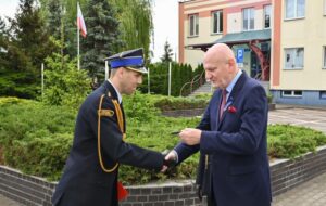 Prezydent Michał Zaleski wręcza wyróżnienie strażakowi z Torunia