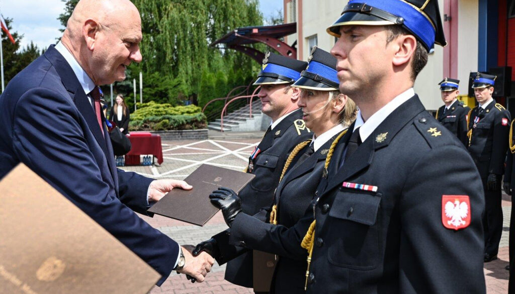 Prezydent Michał Zaleski wręcza wyróżnienie strażakowi z Torunia