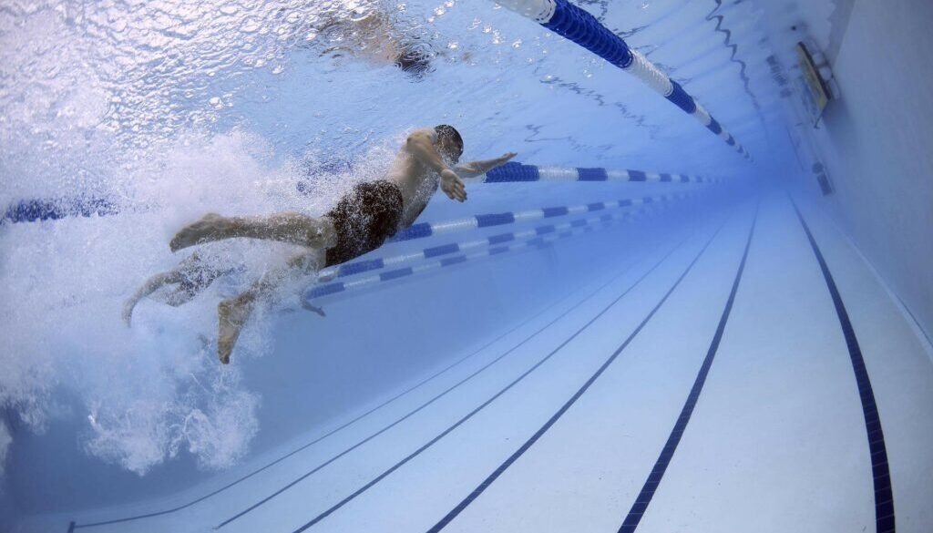 Mężczyzna bierze udział w zawodach pływackich na basenie