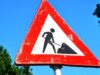 Znak drogowy informujący o pracach drogowych i ostrzegający przed utrudnieniami na drodze