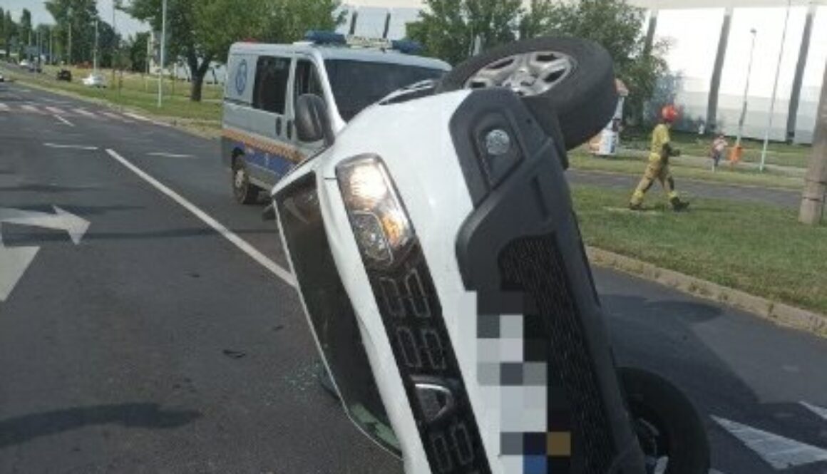 Auto marki Dacia przewrócone na bok w wyniku kolizji drogowej