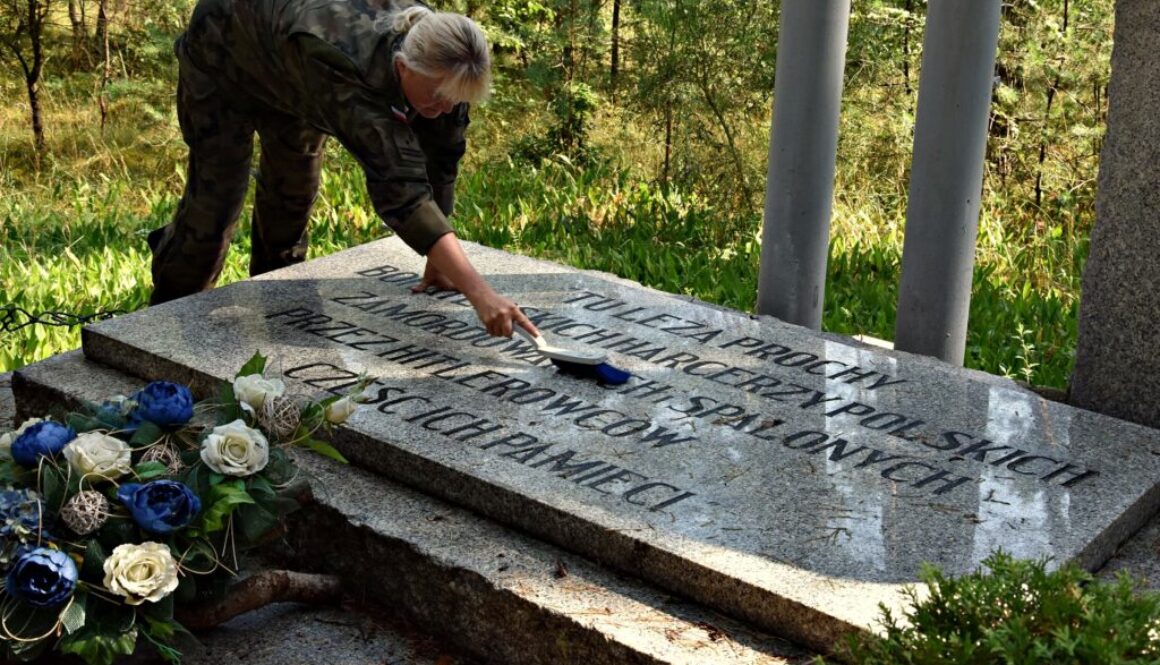 Żołnierze sprzątają groby poległych bohaterów na Barbarce