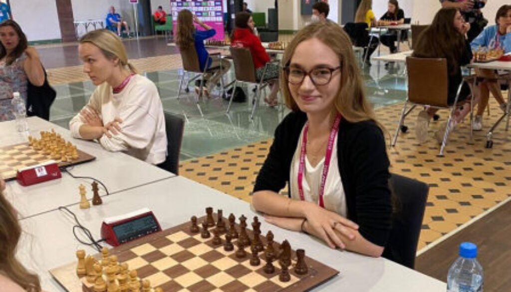 Alicja Śliwicka z Torunia na zawodach szachowych