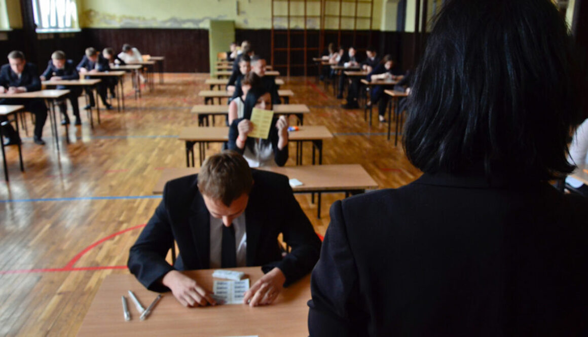 Uczniowie z Torunia przystępują do egzaminu maturalnego na sali gimnastycznej jednej ze szkół średnich