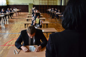 Uczniowie z Torunia przystępują do egzaminu maturalnego na sali gimnastycznej jednej ze szkół średnich