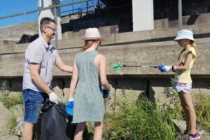 Wolontariusze sprzątają Bulwar Filadelfijski w Toruniu