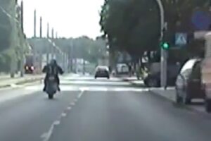 Motocyklista uciekający przed policją ulicami miasta