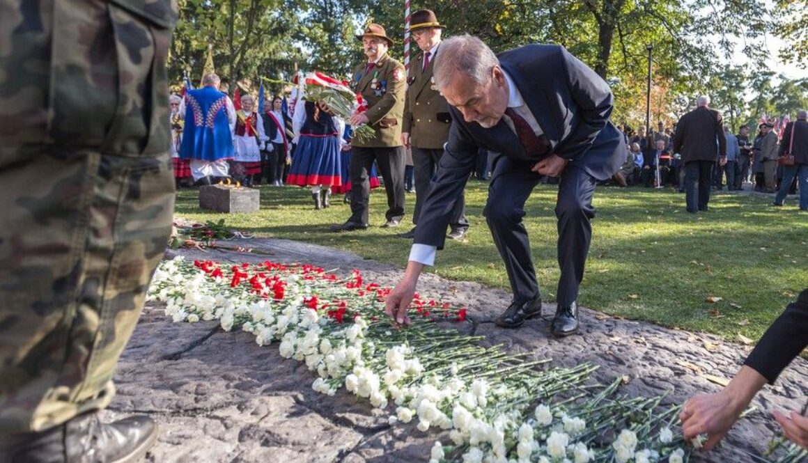 Uroczystość odsłonięcia pomnika w Parku Pamięci, 6 października 2018, na pierwszym planie prezes Zrzeszenia Kaszubsko-Pomorskiego Jan Wyrowiński