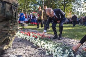 Uroczystość odsłonięcia pomnika w Parku Pamięci, 6 października 2018, na pierwszym planie prezes Zrzeszenia Kaszubsko-Pomorskiego Jan Wyrowiński