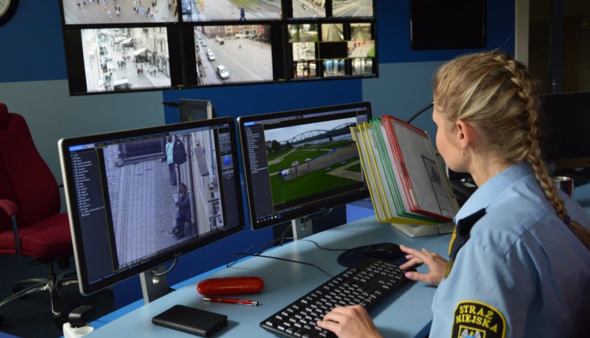 Operatorka monitoringu miejskiego w Toruniu