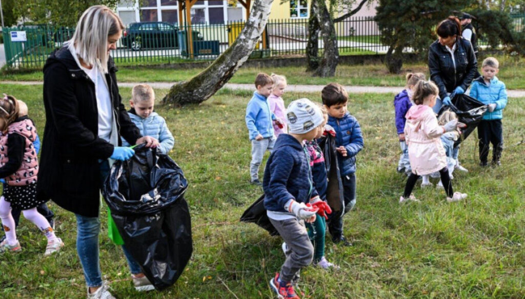 Przedszkolaki sprzątają park Na Skarpie