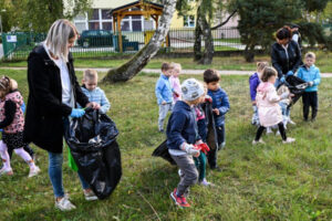 Przedszkolaki sprzątają park Na Skarpie