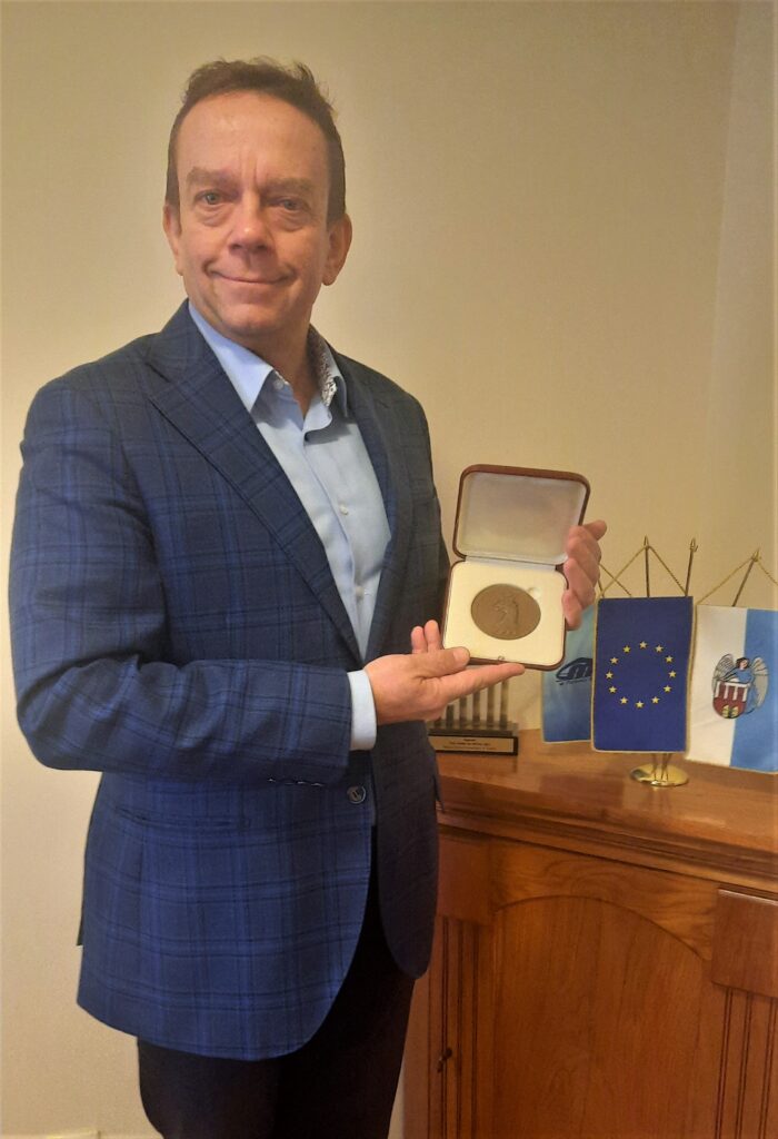 Prezes_MZK_Zbigniew_Wyszogrodzki_z_Medalem_Europejskim