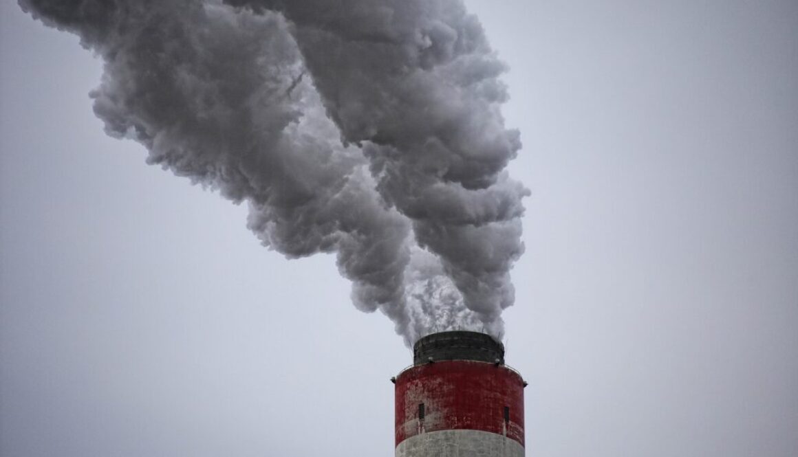 Dym unoszący się z komina przemysłowego
