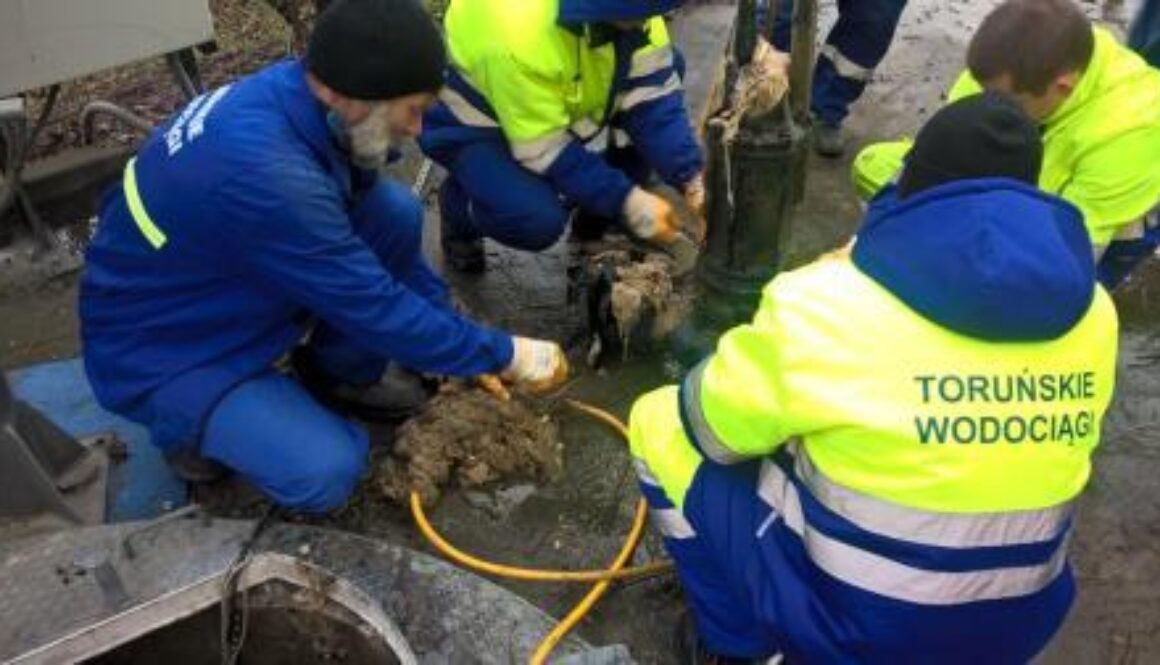 Pracownicy Toruńskich Wodociągów udrażniają kanalizację