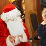 Święty Mikołaj odbiera list z życzeniami od dziecka