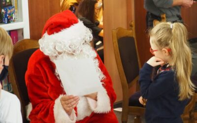 Święty Mikołaj odbiera list z życzeniami od dziecka