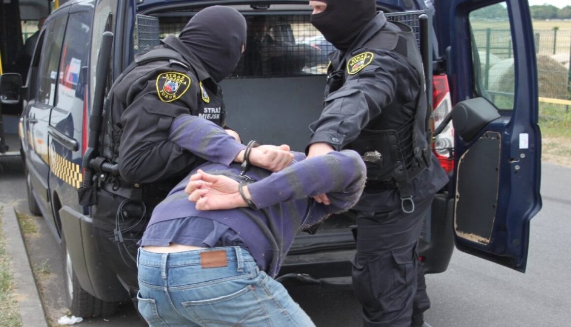 Strażnicy miejscy aresztują mężczyznę
