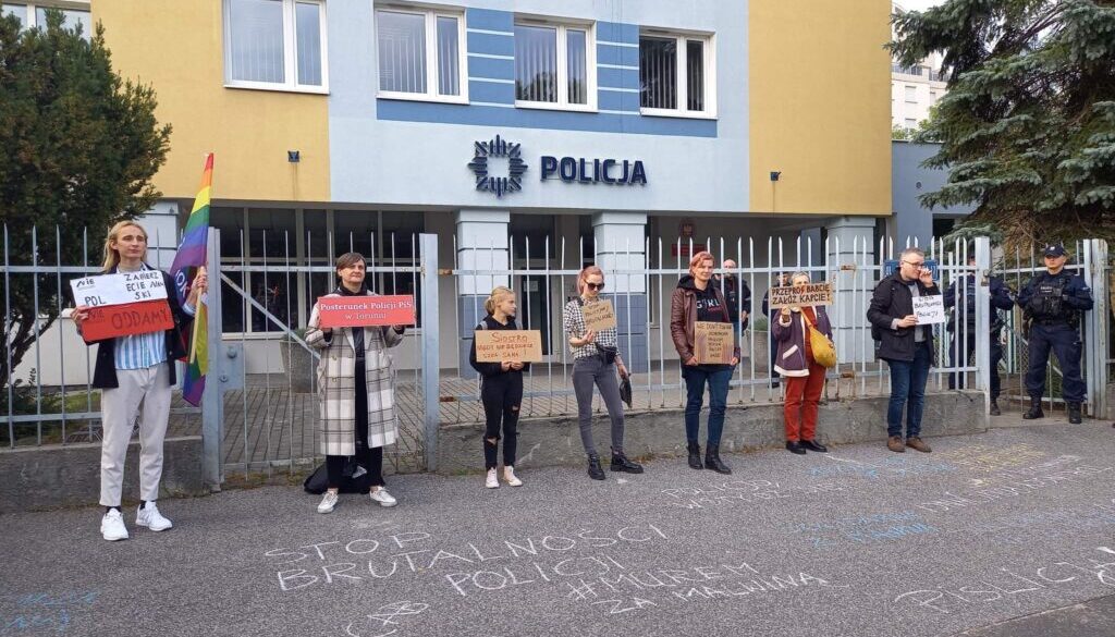 Toruńskie aktywistki przed siedzibą policji