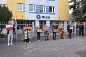 Toruńskie aktywistki przed siedzibą policji