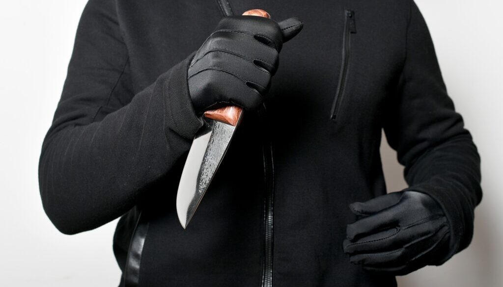 Mężczyzna trzymający w ręku nóż
