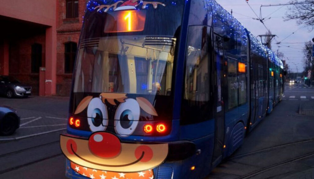 Świąteczny tramwaj w Toruniu