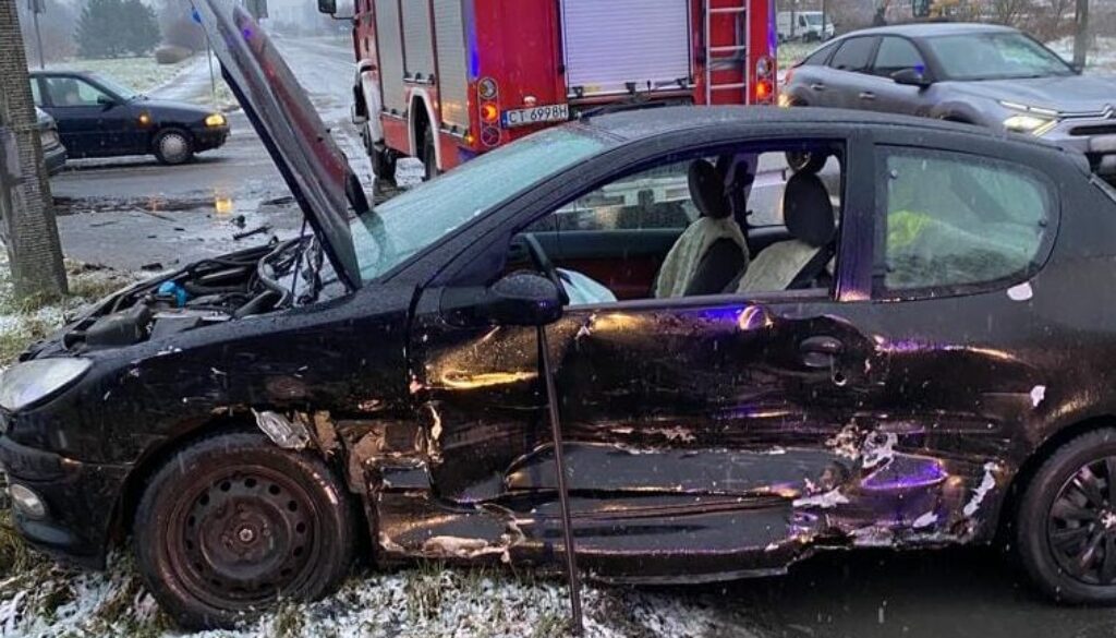 Samochód po wypadku w Toruniu
