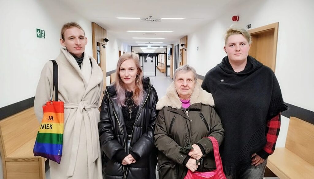 Członkinie Toruńskiej Brygady Feministycznej na korytarzu sądu