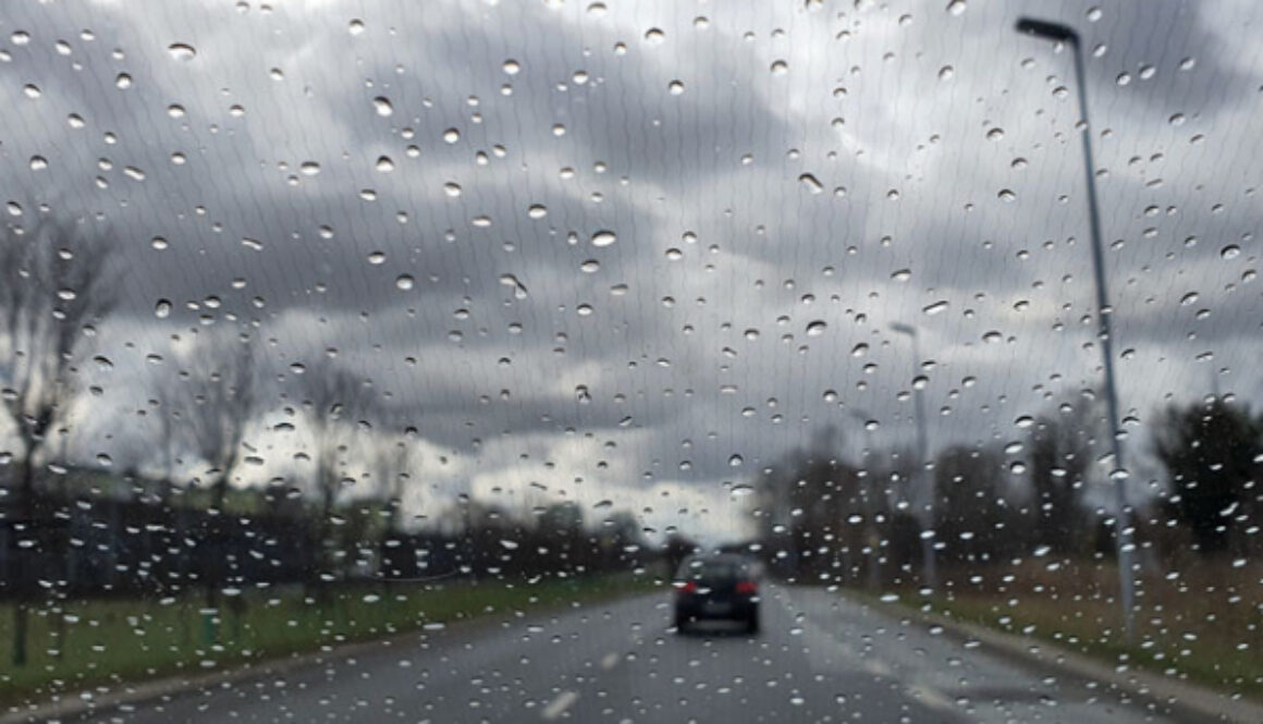 Deszcz na szybie samochodowej