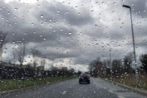 Deszcz na szybie samochodowej