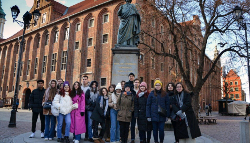 Studenci projektu Erasmus+ zwiedzają Toruń
