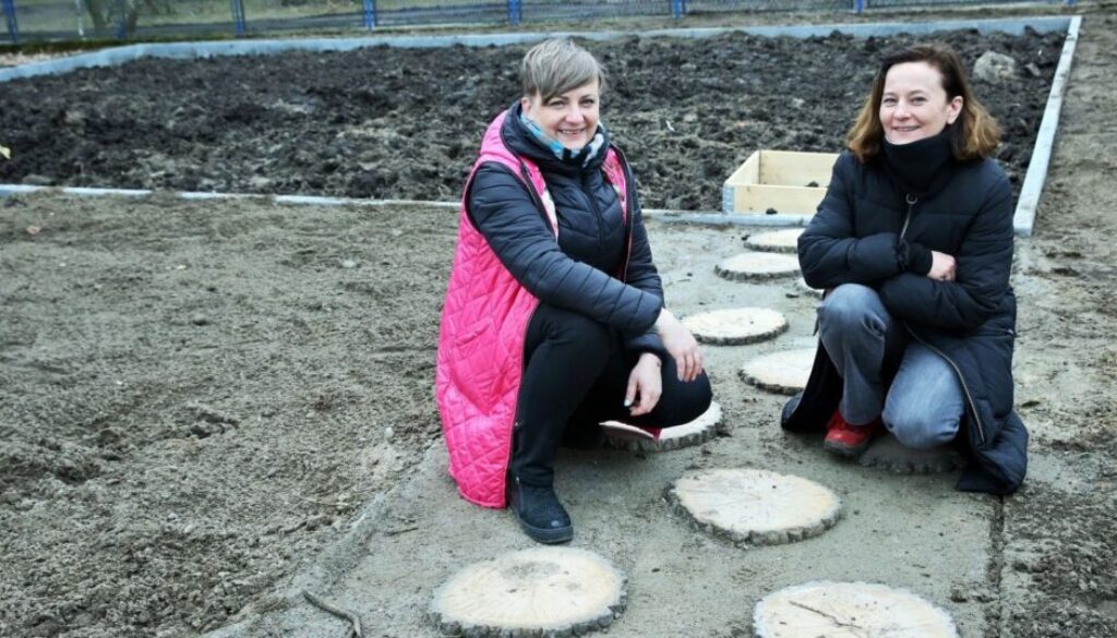 Dwie kobiety przygotowują grządki w ogrodzie społecznym