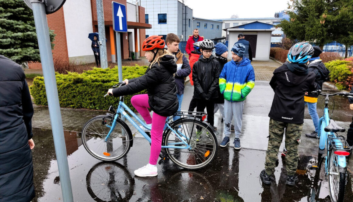 Dzieci zdają egzamin na kartę rowerową